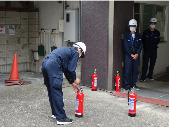 まず、黄色の安全ピンを引き抜きます。