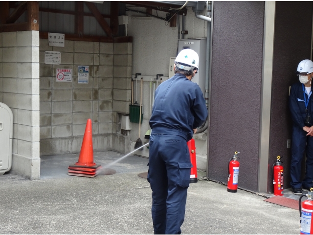 赤いコーンの下を目がけて放水します。