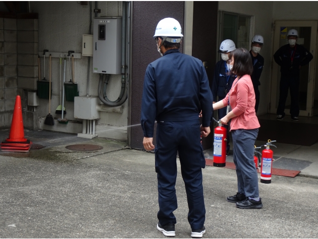 参加者による模擬消火体験。