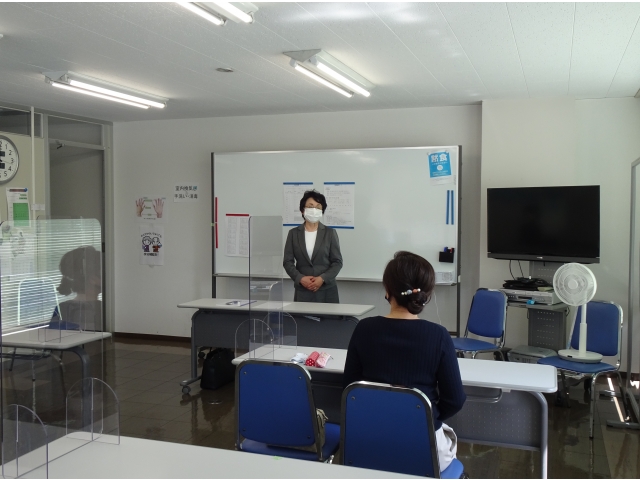 講座風景（講師と受講生）