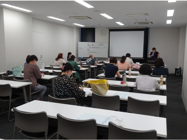 通訳技術の練習風景。