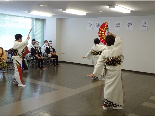 踊りを披露される民踊サークルの皆さん。