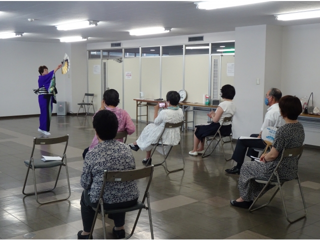 踊り鑑賞の風景