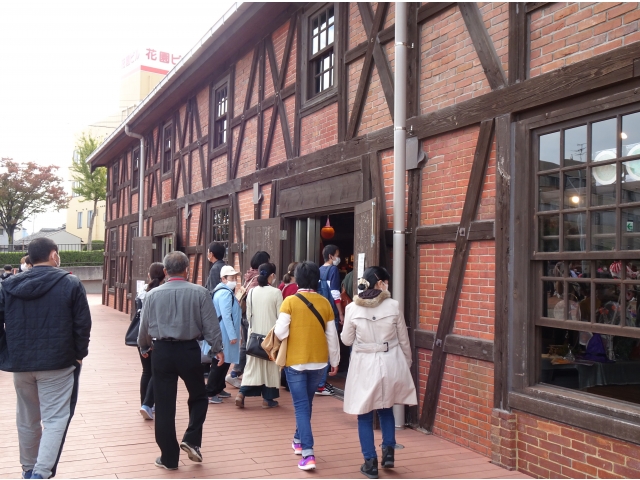 赤レンガ建物入口付近