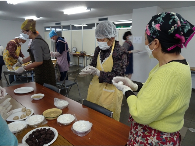 団子を丸めています。