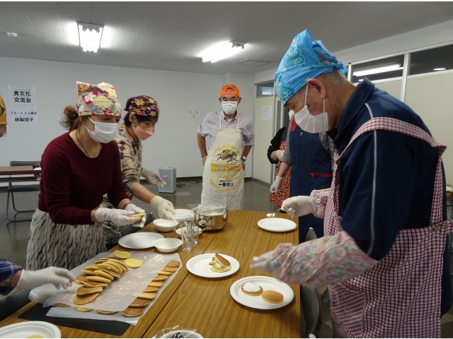 どら焼きにクリームを塗っています。