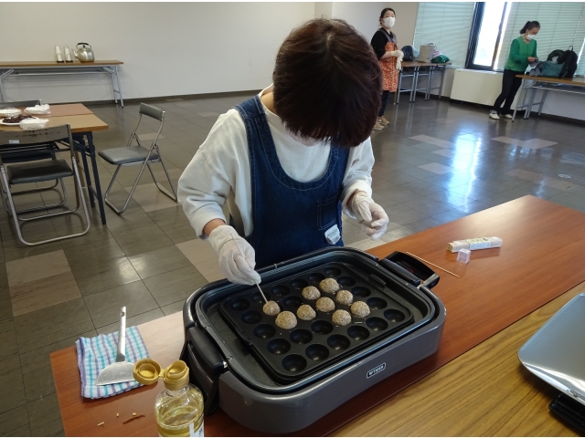 たこ焼きプレートで団子を焼いています。