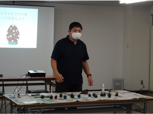 健康には芸術が有効？ミニツリーの飾りつけをしました。