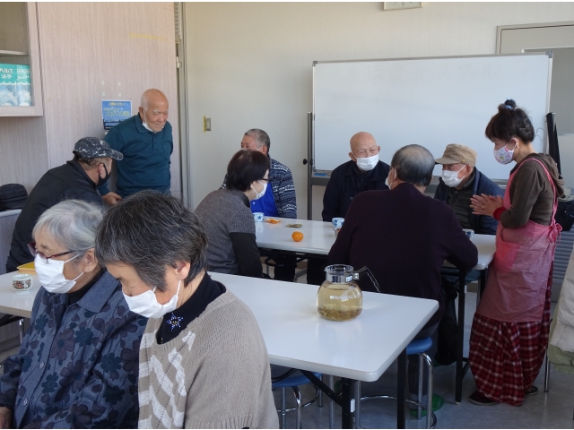 料理作りの間、お話を楽しむ帰国者1世の皆さん。