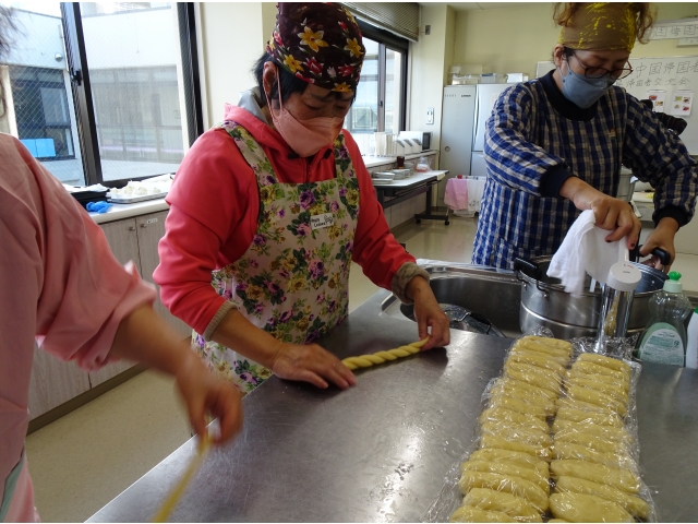 麻花を作っています。
