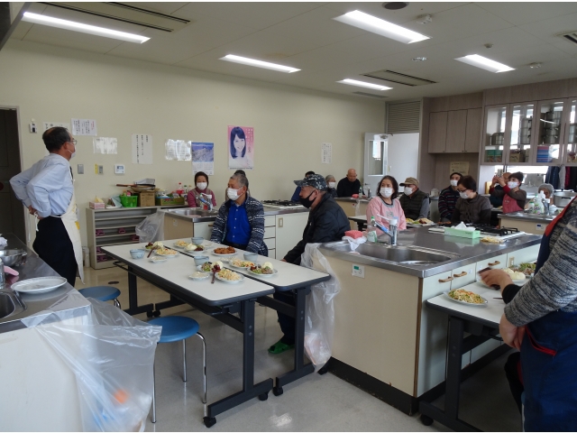 家族ごとに分かれて着席し、いただきます！