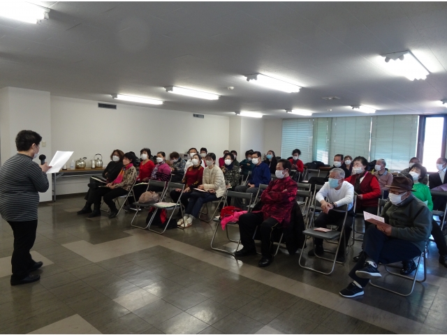 職員が出すクイズに、頭を悩ませる皆さん。