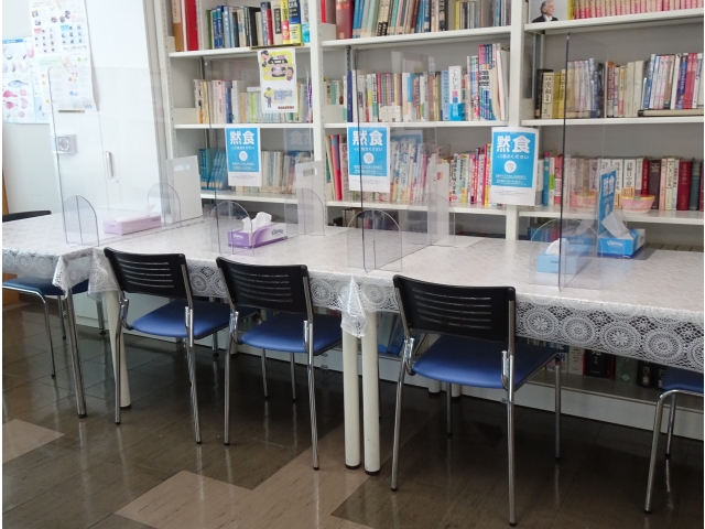 交流サロン(席数減-間仕切設置)