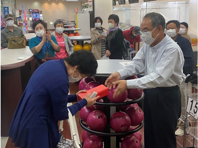 優勝賞品の贈呈