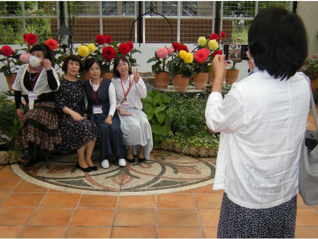 花をバックに親しい仲間で記念写真