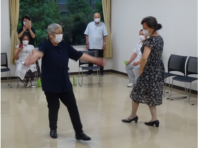 華麗な舞の披露