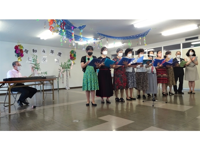 所長の伴奏でコーラス