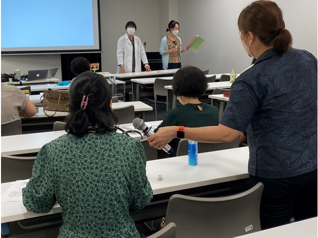 医師役（中）と患者役（右）の会話を通訳（左）