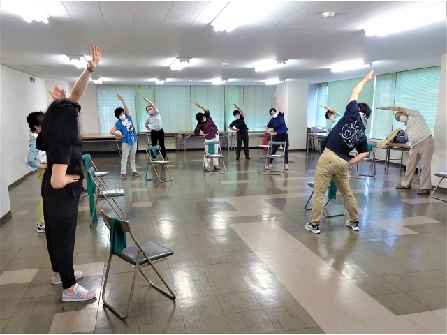 立ち上がって体側伸ばし