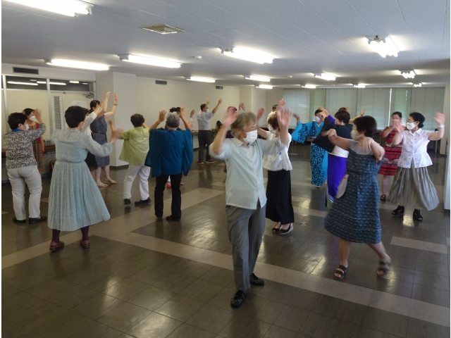 二重の輪になって