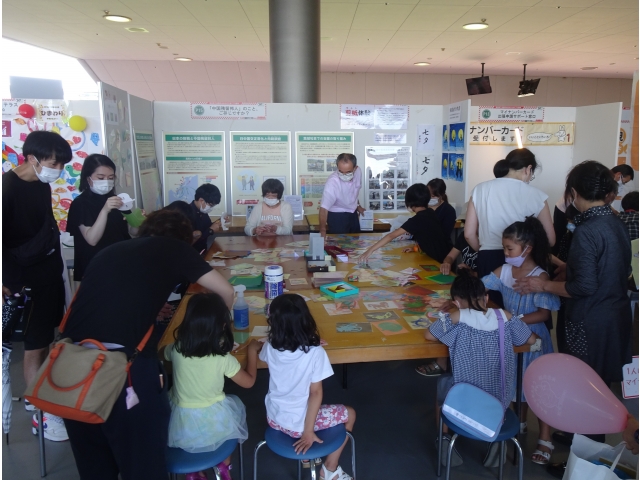 剪紙体験は子供たちに大人気