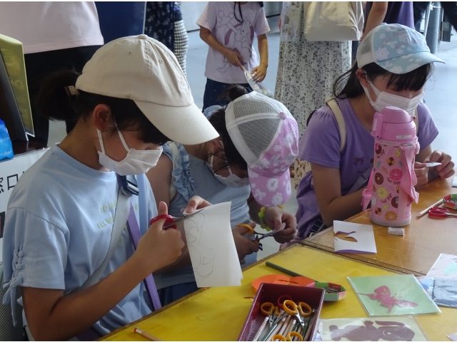 慎重にハサミを動かす