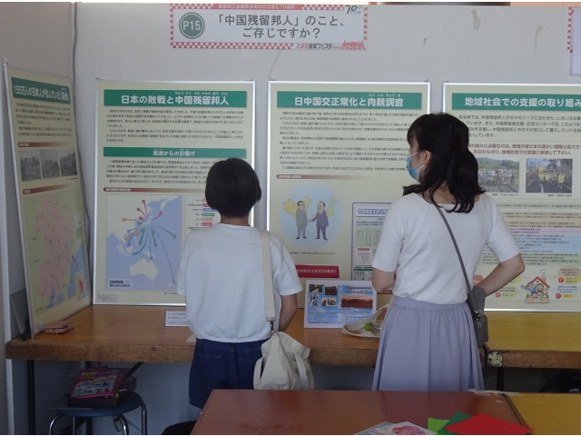 パネル展示をご覧になる親子