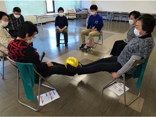 足だけをボールを渡す