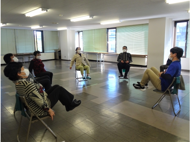 手を使わずに両足を宙で静止、つらい…