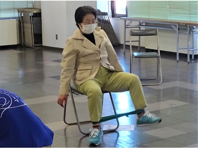 セラバンドで太ももの筋肉を鍛える