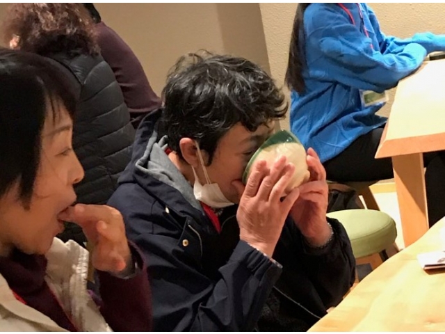 和菓子とともにお抹茶をいただく